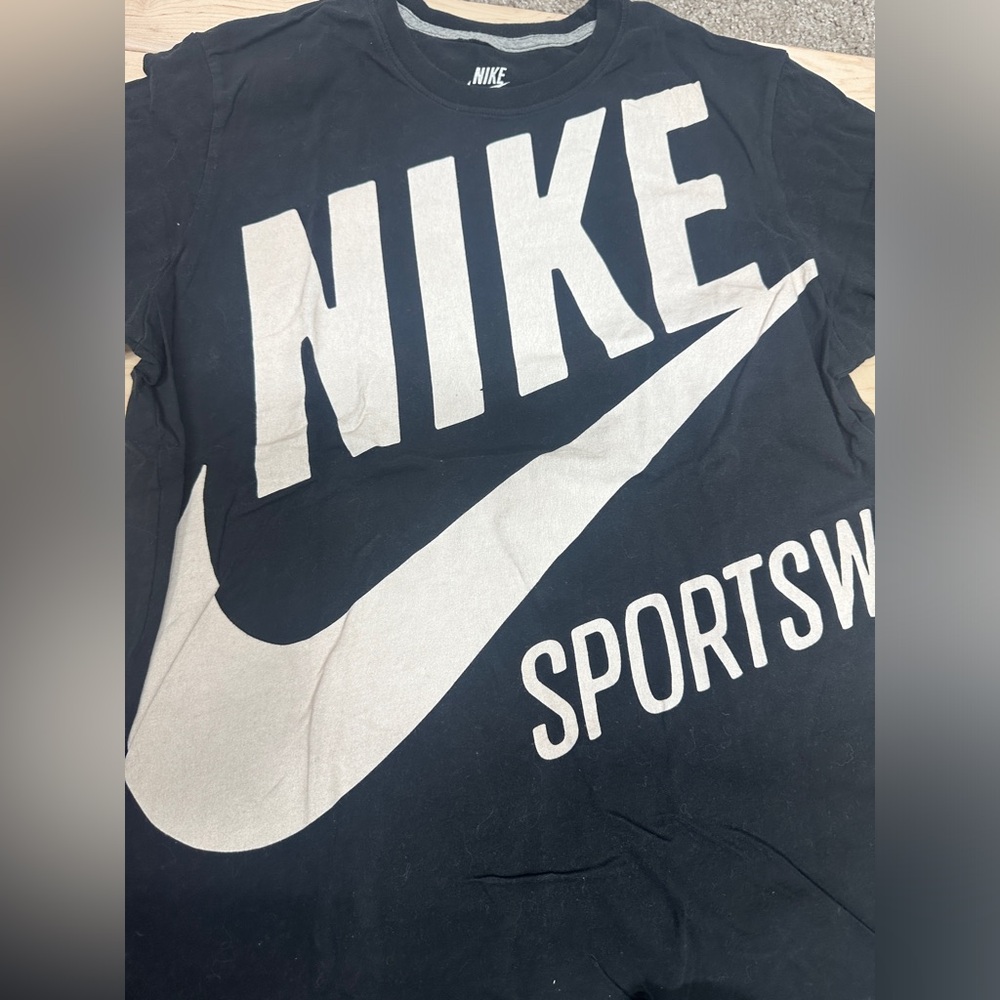 Nike Logo Tshirt - Picture 1 of 6
